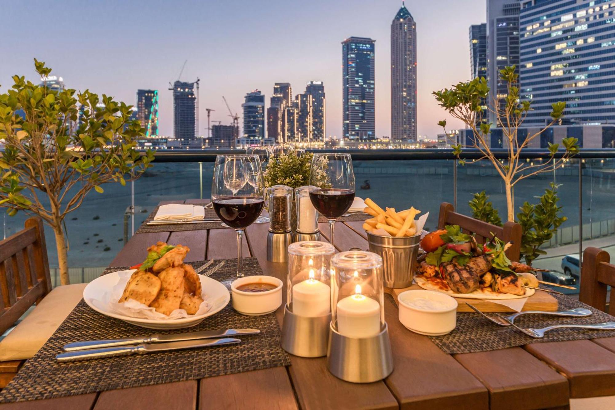 Radisson Blu Hotel, Dubai Waterfront Exterior foto